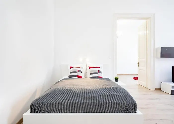 Bright & Large Apartment At Top Location